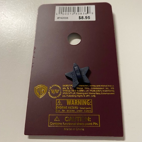 The Wizarding World of Harry Potter Gryffindor Flag Pin New - Picture 3 of 10